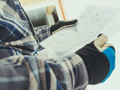 Inżynier czytający rysunek techniczny