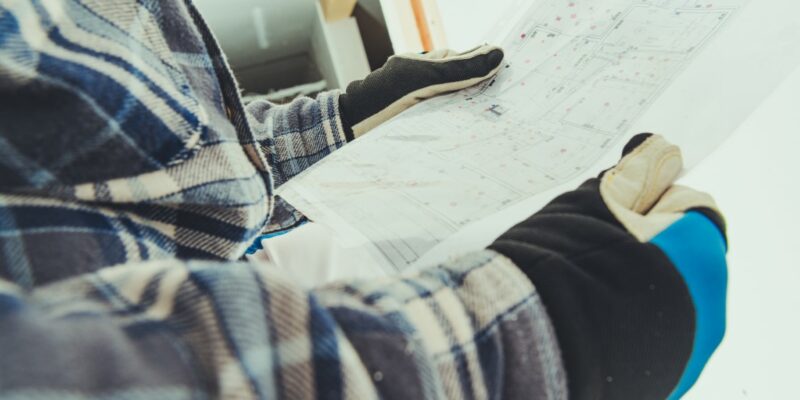 Inżynier czytający rysunek techniczny