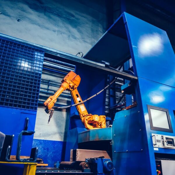 Robotyczne ramię w fabryce. Nowoczesny przemysł ciężki, technologia i uczenie maszynowe