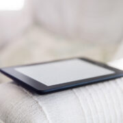 czytnik ebook leżący na podłokietniku fotela
