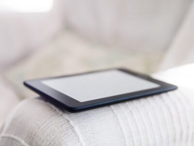 czytnik ebook leżący na podłokietniku fotela