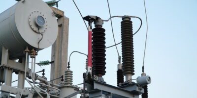 transformator prądu stojący na zewnątrz