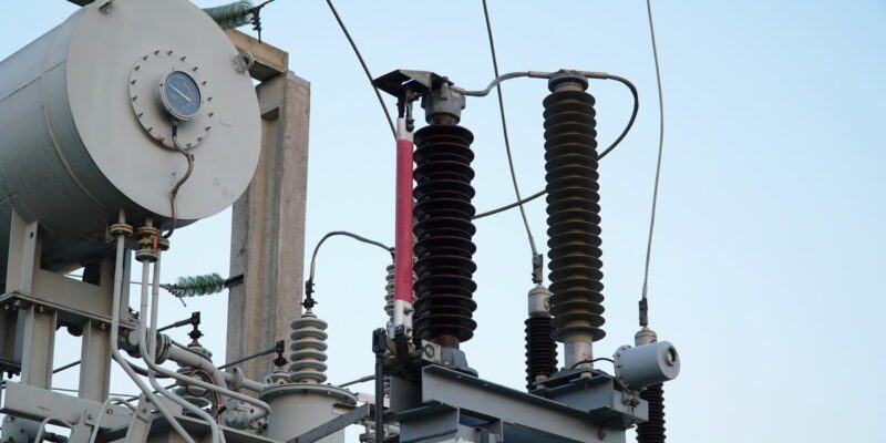 transformator prądu stojący na zewnątrz