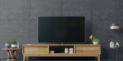 Telewizor stojący na szafce w salonie